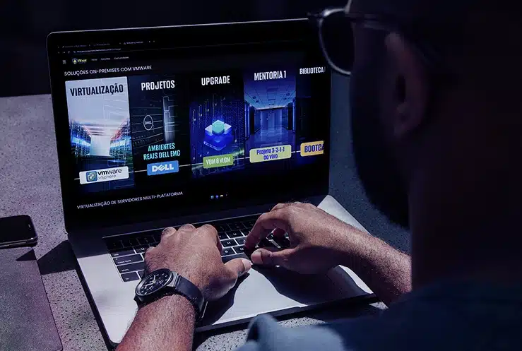 Aluno acessando a plataforma da Comunidade Multi-Virtualization em um notebook, com os módulos na tela
